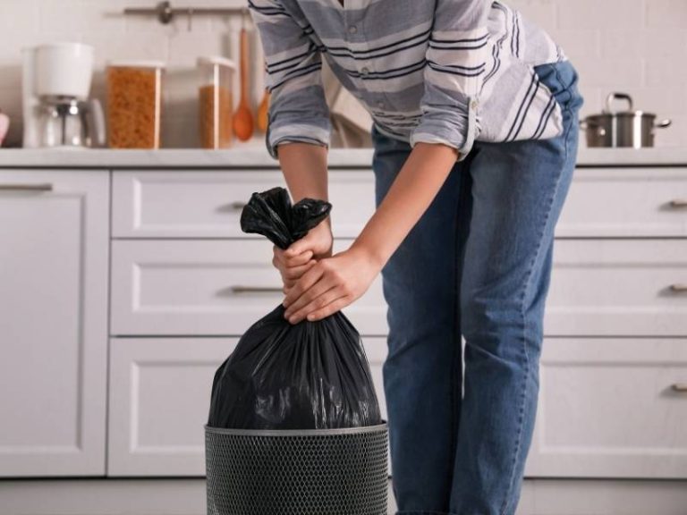 Kenapa Plastik Sampah Hitam Besar Wajib Ada di Rumah dan Kantor?